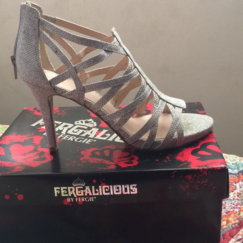 Gorgeous  silver strapped sandals! EUC😍😍